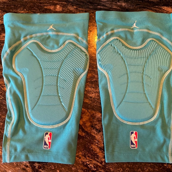 2 new Nike NBA Basketball Jordan knee pads various sizes - Picture 1 of 4